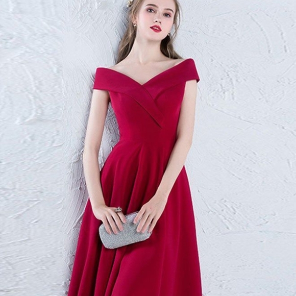 Elegant Off-Shoulder Red Dress - Picture 1 of 2
